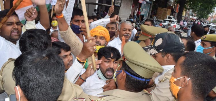 कांग्रेस कार्यकर्ताओं और पुलिस में धक्का-मुक्की