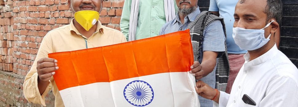 मुस्लिम मंच ने घर-घर बांटे झंडे
