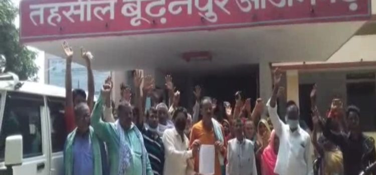 ग्रामीणों ने कोटेदार के खिलाफ किया विरोध प्रदर्शन