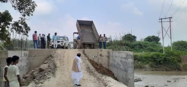 रुदौली विधायक  रामचंद्र  ने बेतवा पुल का किया औचक निरीक्षण