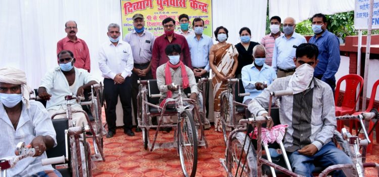 गांधी जयंती व लाल बहादुर शास्त्री जयंती पर दिव्यांगों को बांटी गई ट्राई साइकिल