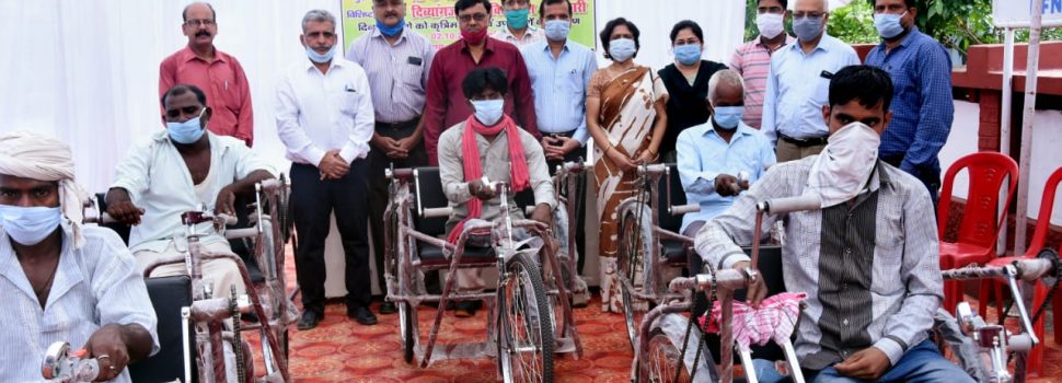 गांधी जयंती व लाल बहादुर शास्त्री जयंती पर दिव्यांगों को बांटी गई ट्राई साइकिल