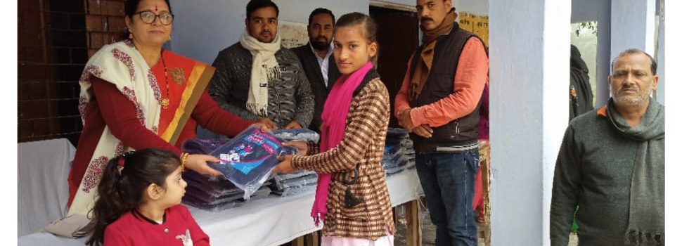 समाजसेवी भाजपा नेत्री डॉक्टर पूनम राय ने  छात्राओं को किया स्वेटर वितरण