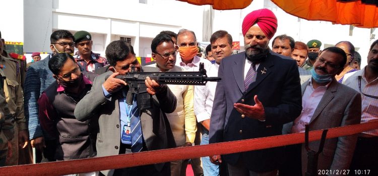 भारतीय सेना ने विश्वविद्यालय में सैन्य उपकरणों की लगाई प्रदर्शनी