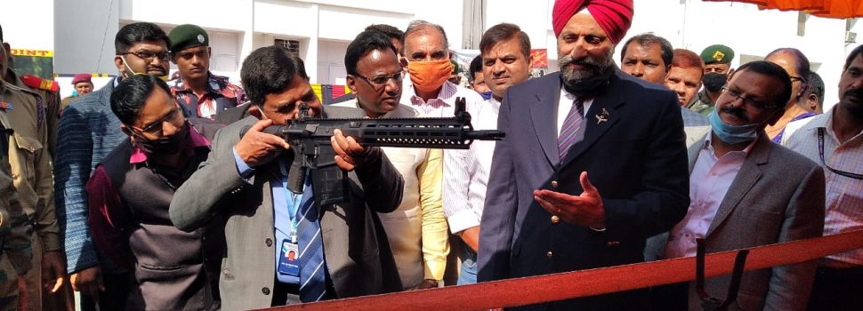भारतीय सेना ने विश्वविद्यालय में सैन्य उपकरणों की लगाई प्रदर्शनी