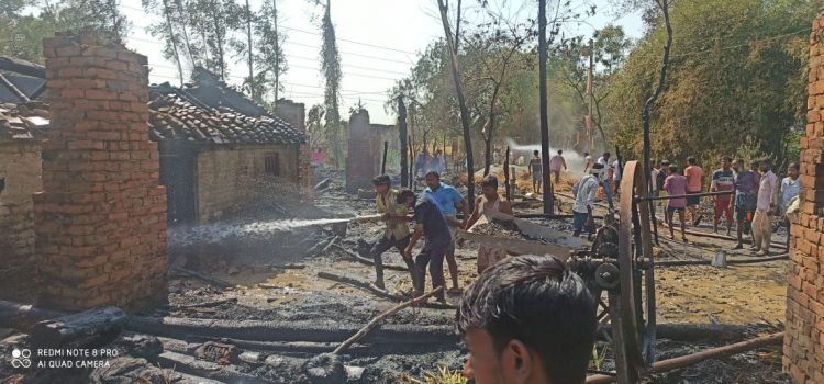 शॉर्ट सर्किट से लगी आग, 16 घरों की गृहस्थी जल कर राख