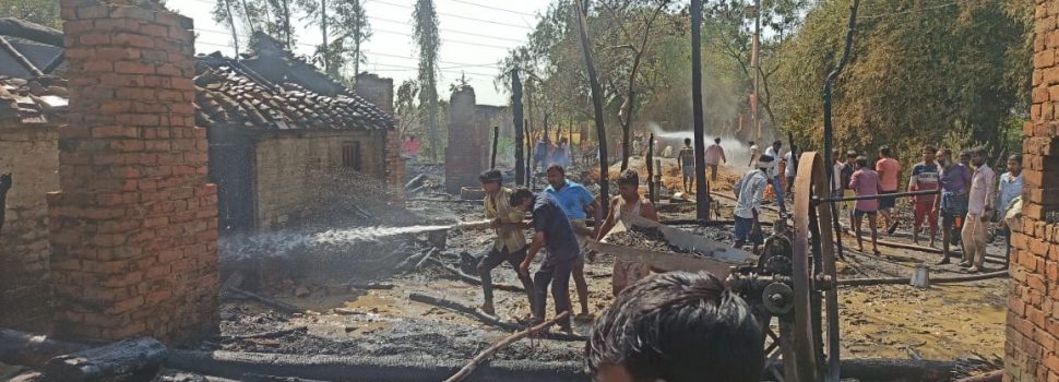 शॉर्ट सर्किट से लगी आग, 16 घरों की गृहस्थी जल कर राख