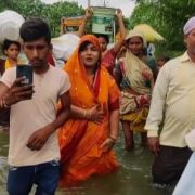 सपा नेता विभा शुक्ला ने की बाढ़ पीड़ितों से मुलाकात